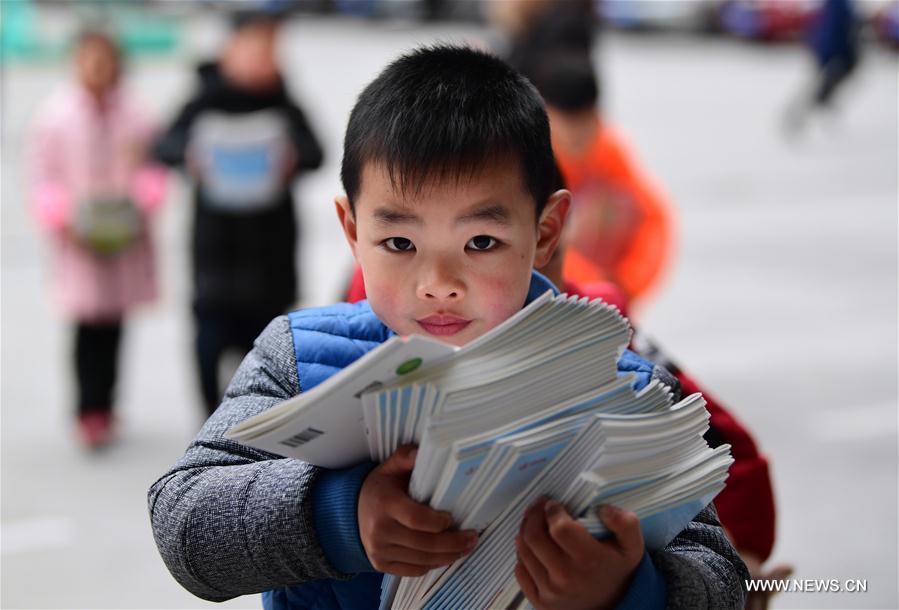 Students back to school as new semester begins(1/4)